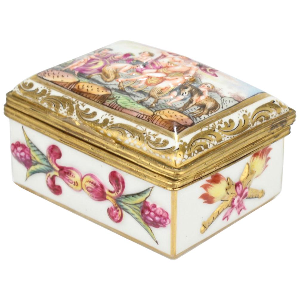 Antica tabacchiera o cassettiera in porcellana di Capodimonte