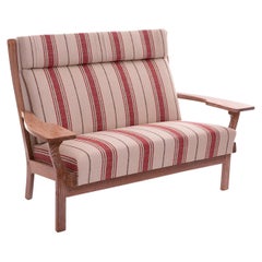 Hans Wegner-Sofa mit rot gestreifter Polsterung und Eiche aus Keramik