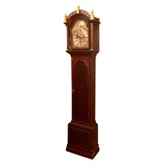 Horloge géorgienne ancienne à boîtier long en acajou