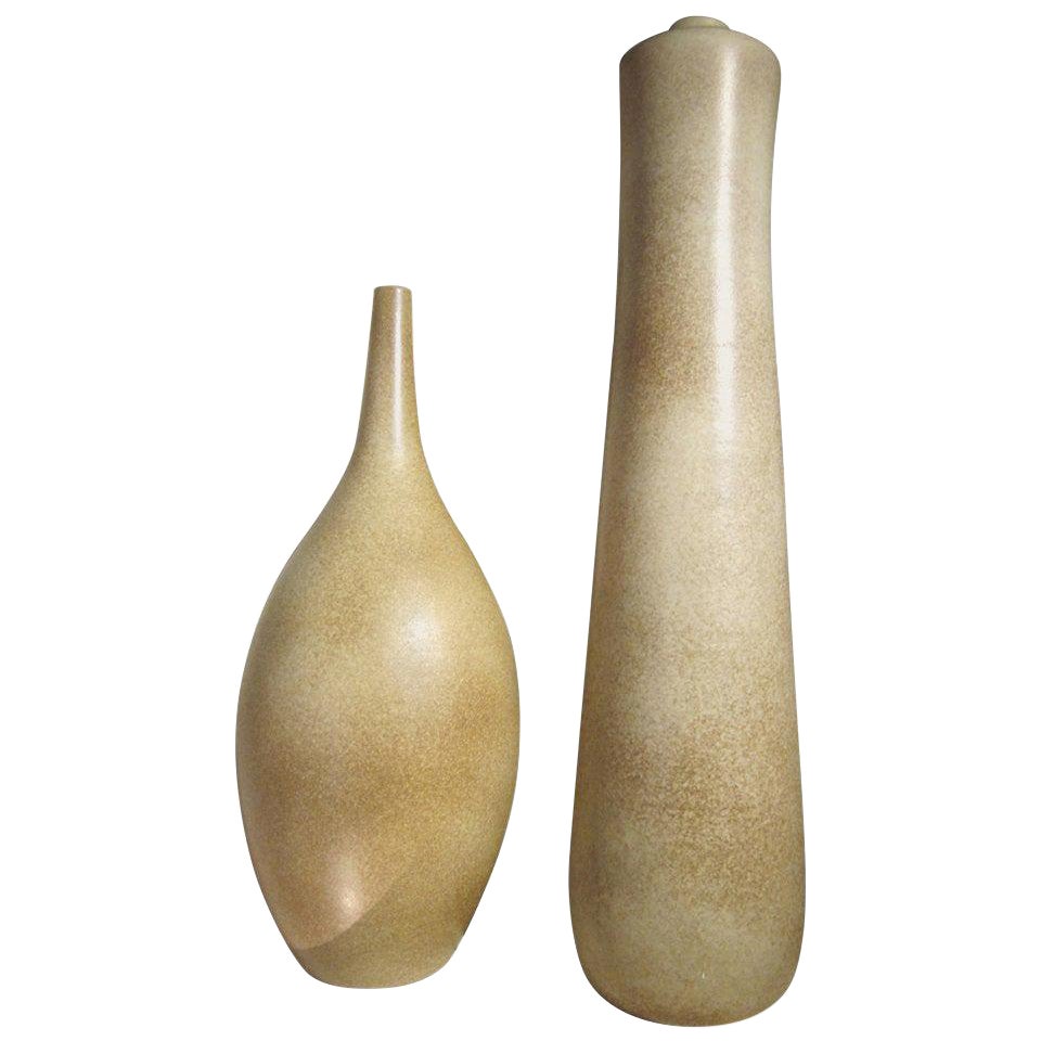 2 große französische organische moderne skulpturale Keramikvasen / Urnen von Marius Musara im Angebot