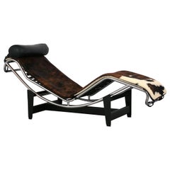 Stylish Chaise Lounge LC4 Le Corbusier Style with Cowhide