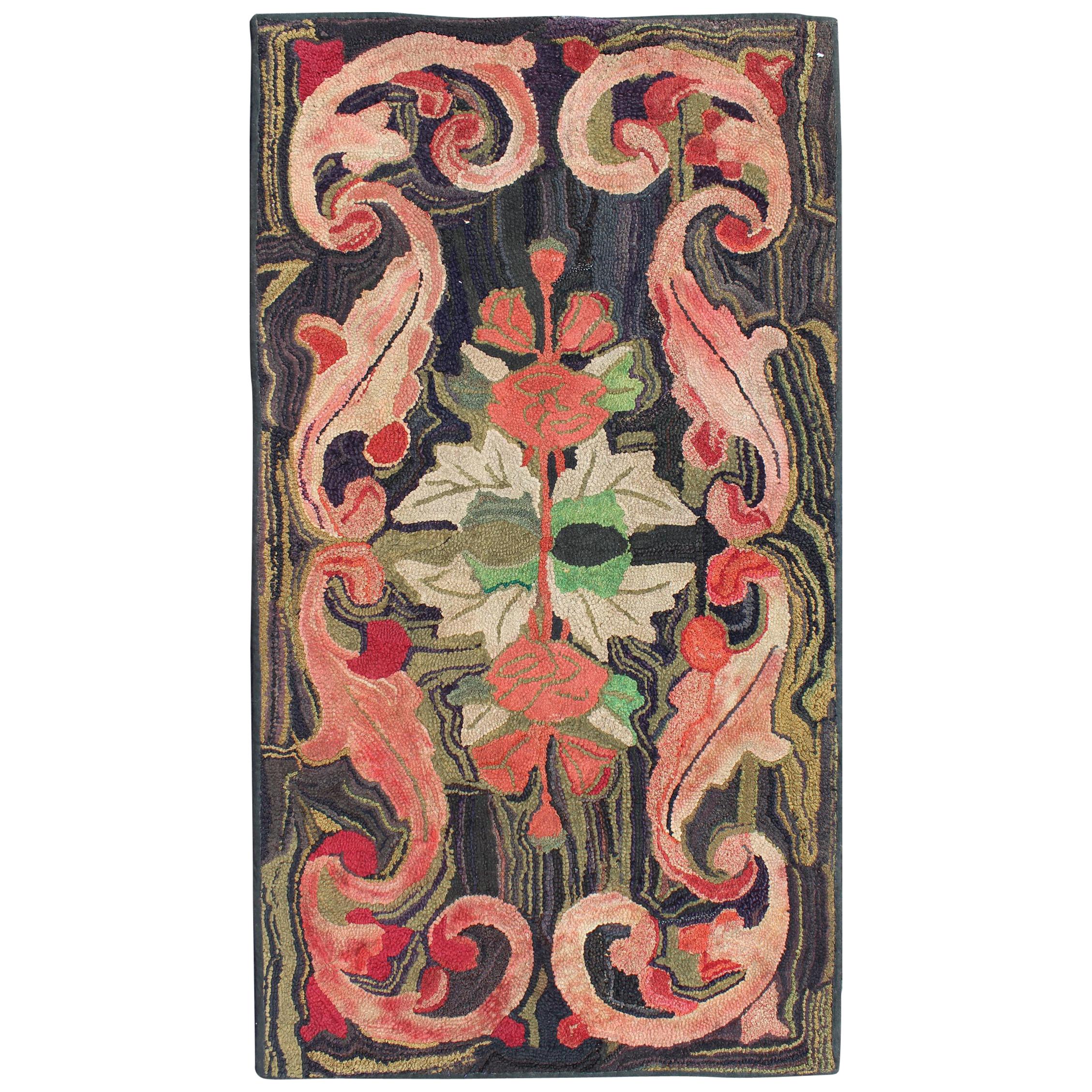 Antiker amerikanischer Anthrazitfarbener, roter und grüner Hakenteppich mit großem Blumendesign