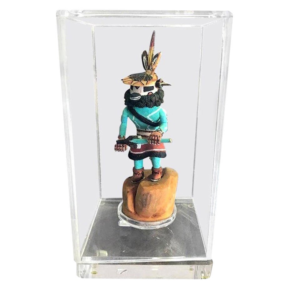 Muñeca Hopi Kachina Katsina firmada por nativos americanos del suroeste en vitrina