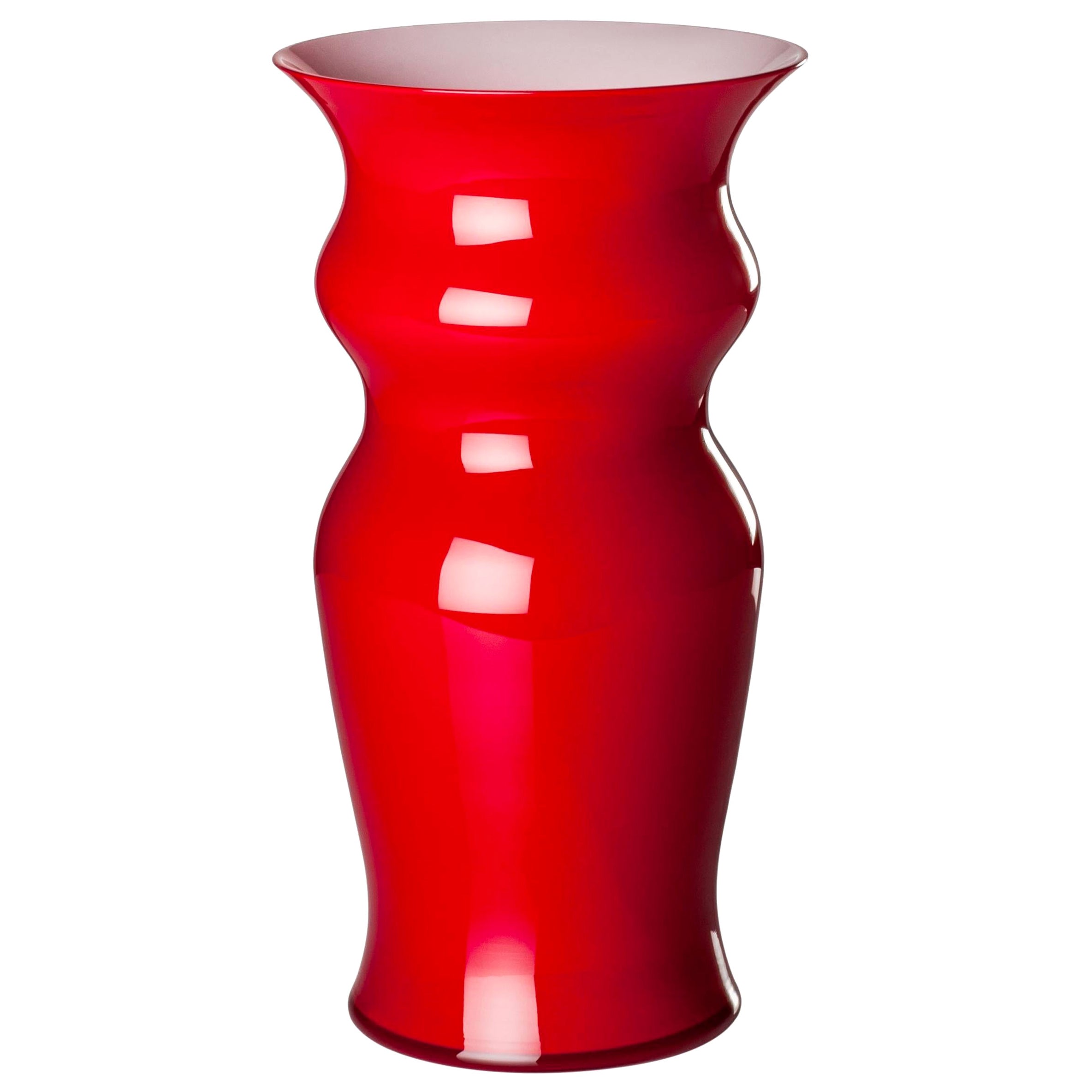 Vase court en verre Odalische rouge Venini de Leonardo Ranucci en vente