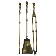 Ensemble de 3 outils de cheminée en laiton du 19e siècle comprenant des pinces, un poker et une pelle
