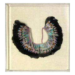 K. Lee Manuel, collier/ collier à porter encadré de plumes et de textiles peints à la main