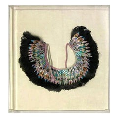 K. Lee Manuel Gerahmte handbemalte Federn und Textile Tragbare Halskette / Kragen