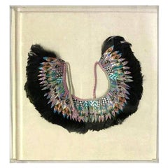 K. Lee Manuel Collar / Collar ponible de plumas y textil pintado a mano y enmarcado
