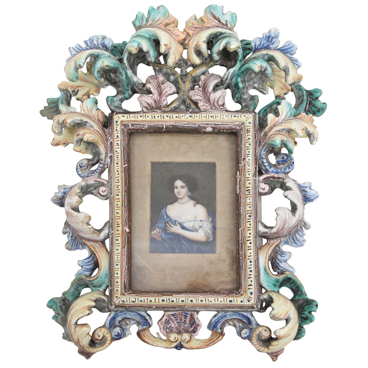 Portrait du XVIIIe siècle dans un cadre en faïence