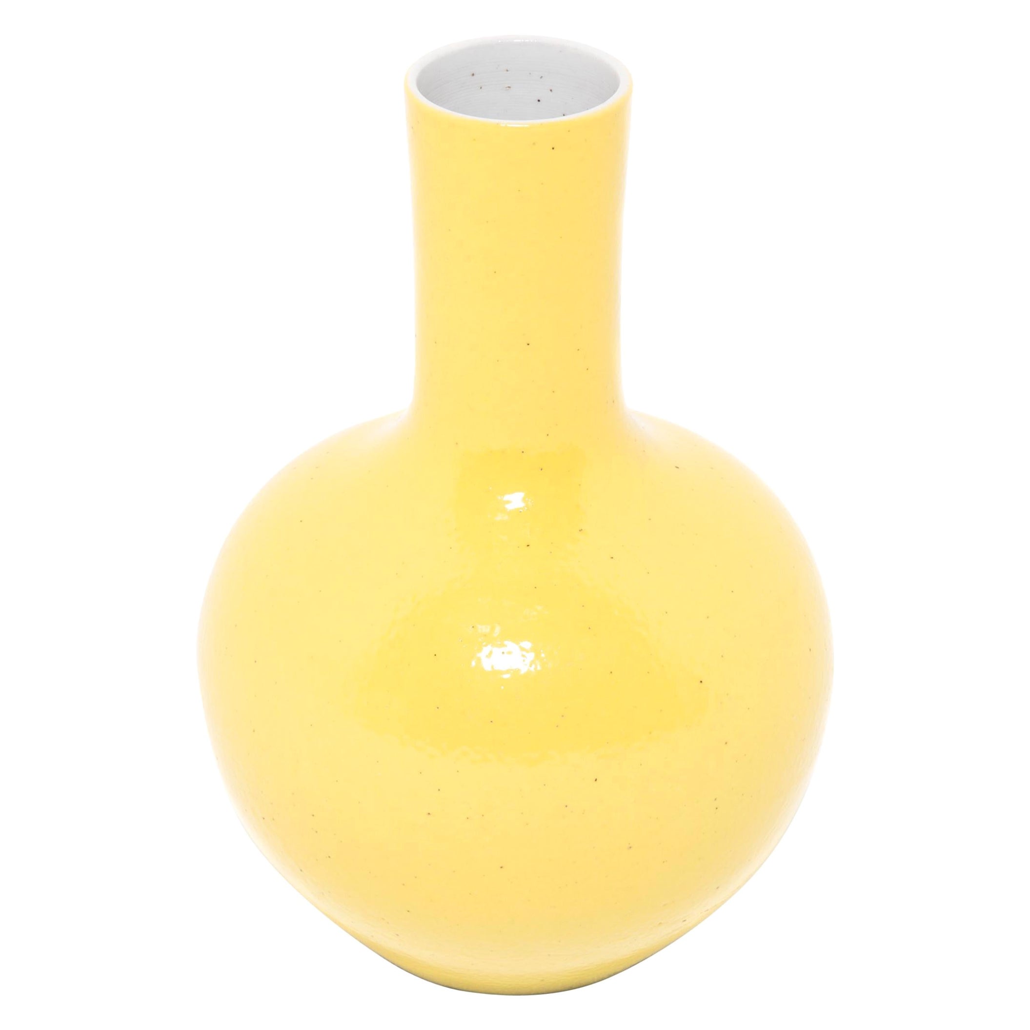 Gelbe Bottleneckvase mit Citron