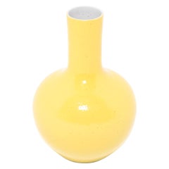 Gelbe Bottleneckvase mit Citron