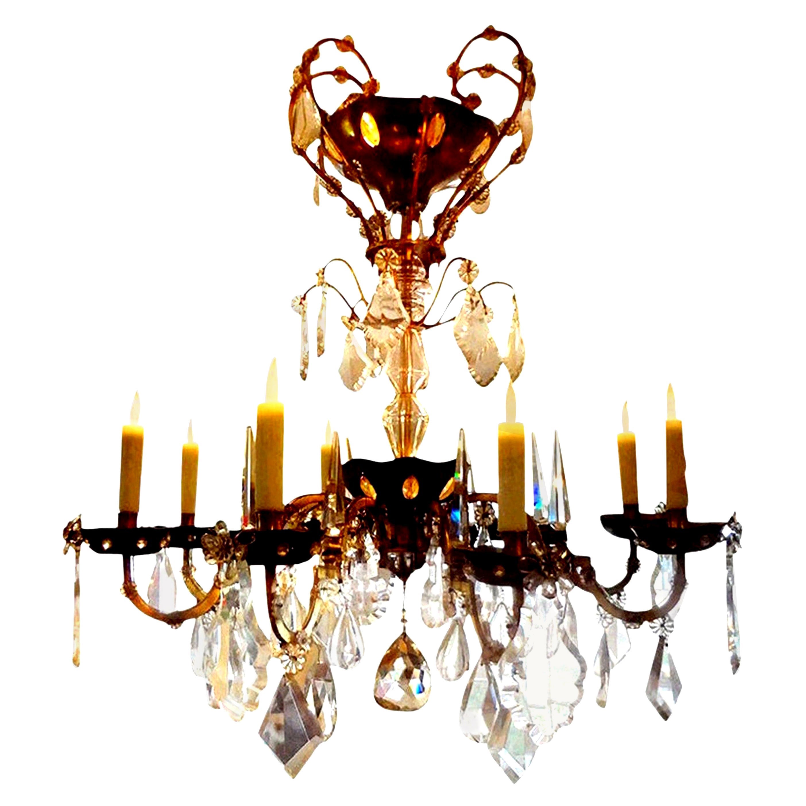 Lampadario in cristallo attribuito alla Maison Baguès francese.
Lampadario a otto luci in bronzo o ottone e cristallo attribuito alla Maison Baguès con una corona in cima. Questo splendido lampadario in cristallo francese è stato appena cablato per