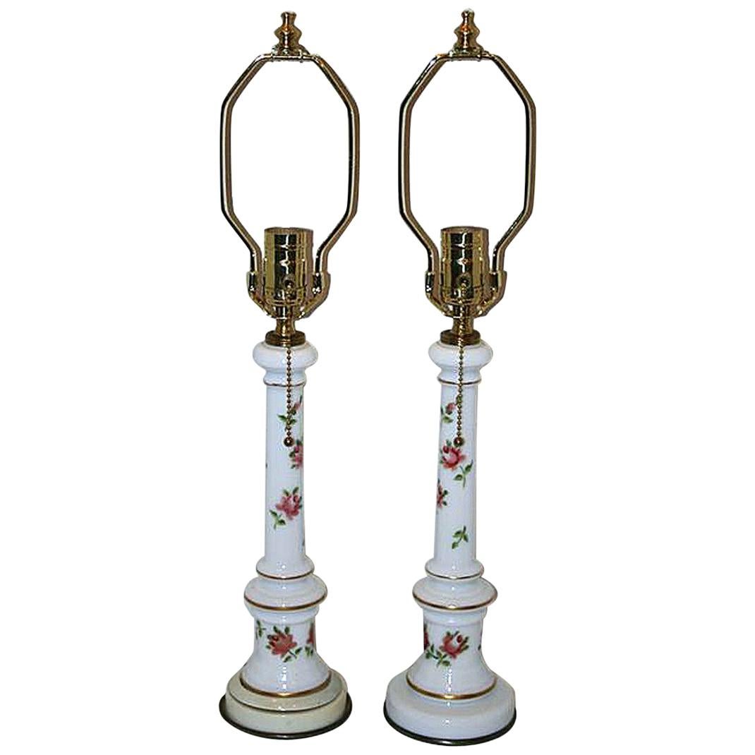 Paire de lampes de bureau françaises en verre opalin
