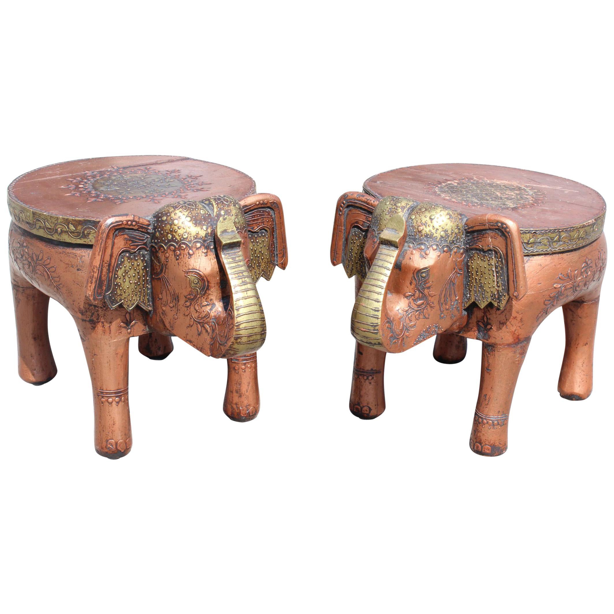 Paar handgeschnitzte indische niedrige Holzhocker aus Holz, die Elefanten darstellen