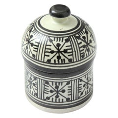 Töpferwaren aus Rabat, Marokko, Contemporary Ceramic JAR, Creme- und Schwarzfarben
