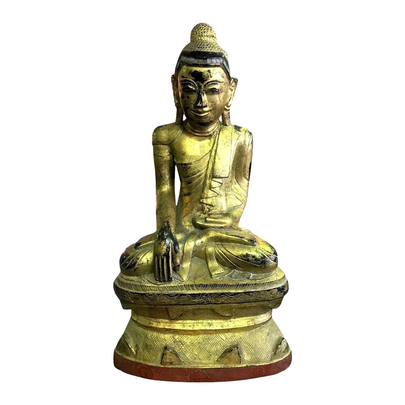Grande Buddha di legno intagliato, laccato e dorato, seduto in un tempio santuario tailandese o birmano