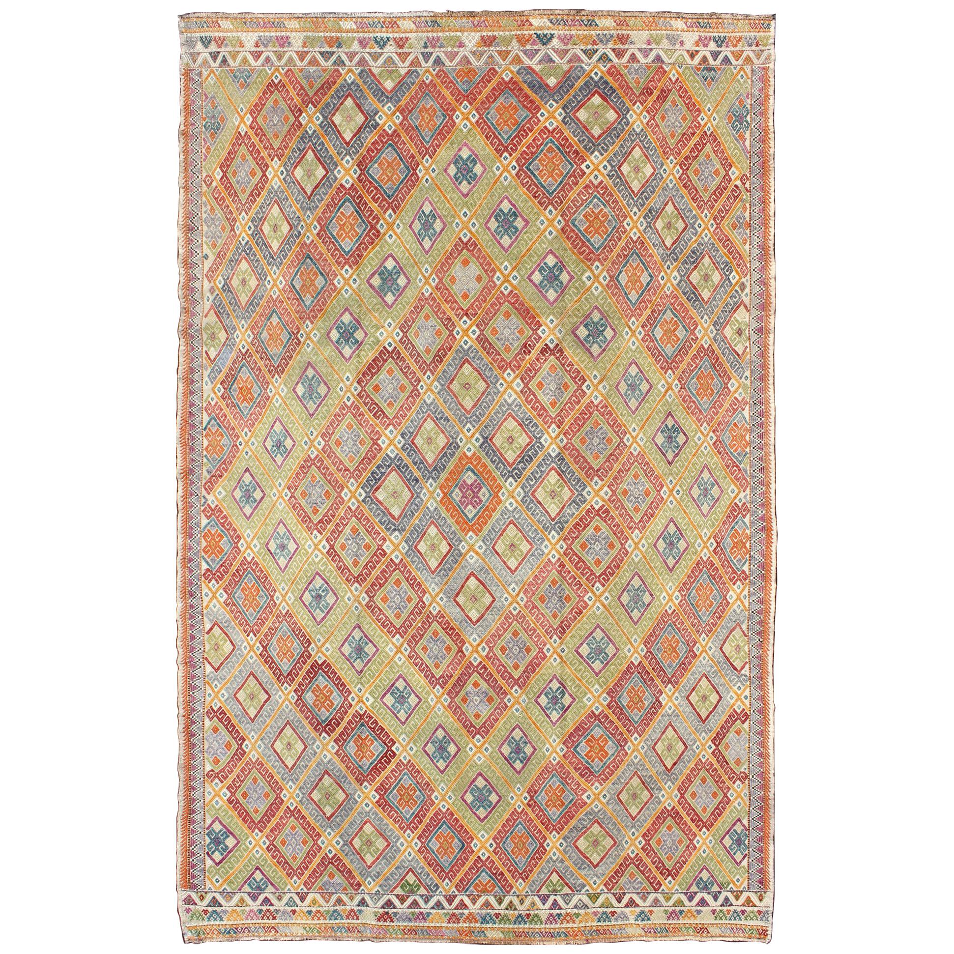 Geometrischer türkischer Kelim-Teppich im Vintage-Stil mit Diamanten, leuchtend und farbenfroh im Angebot
