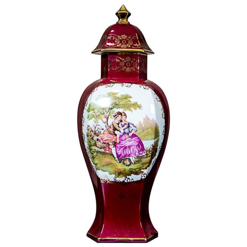 Grand vase du 20ème siècle représentant une scène de genre/ porcelaine de Limoges en vente