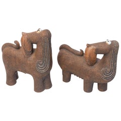  Ensemble de deux sculptures de teckel en faïence artisanale 