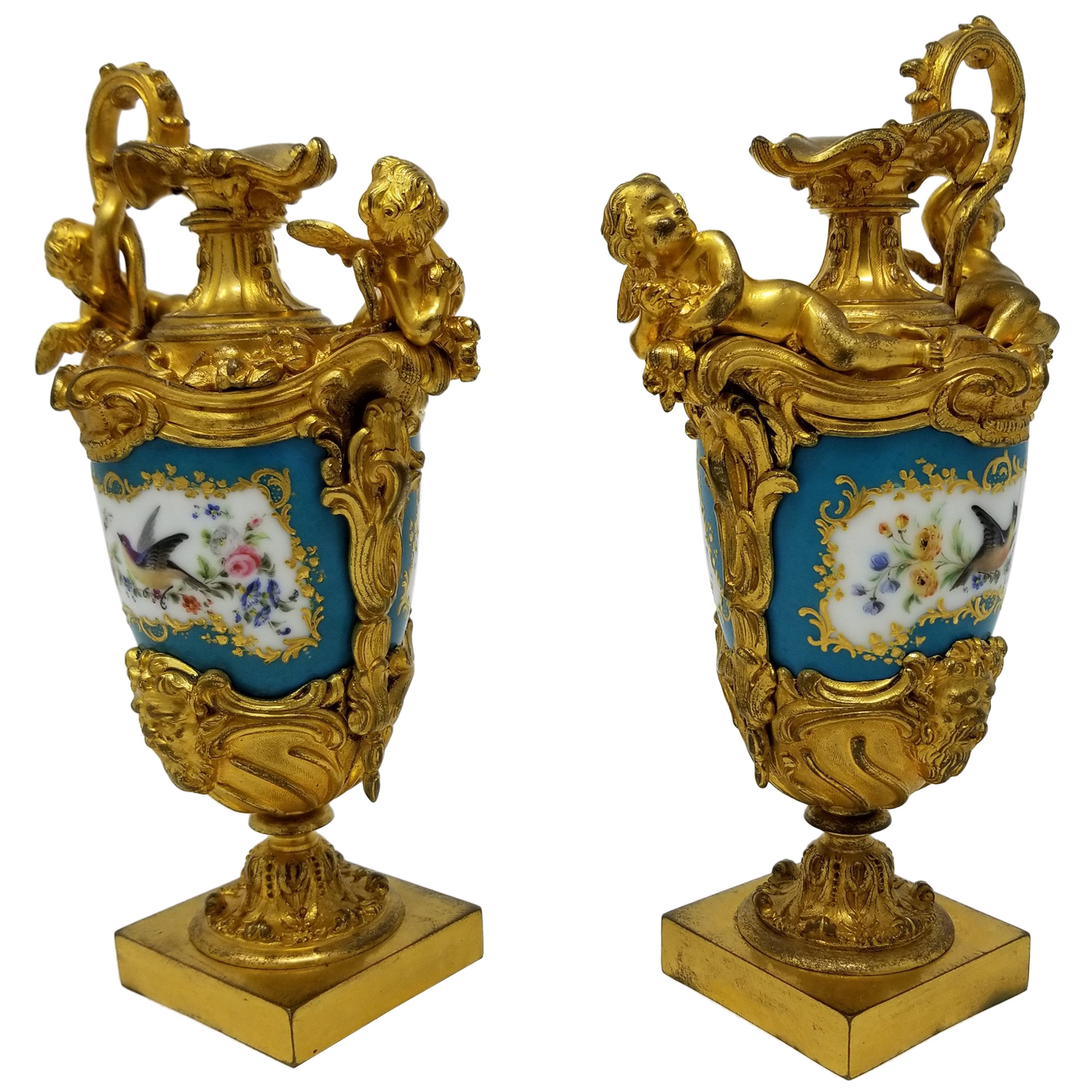 Fine aiguières françaises du 19ème siècle de style Svres en porcelaine et bronze Dor