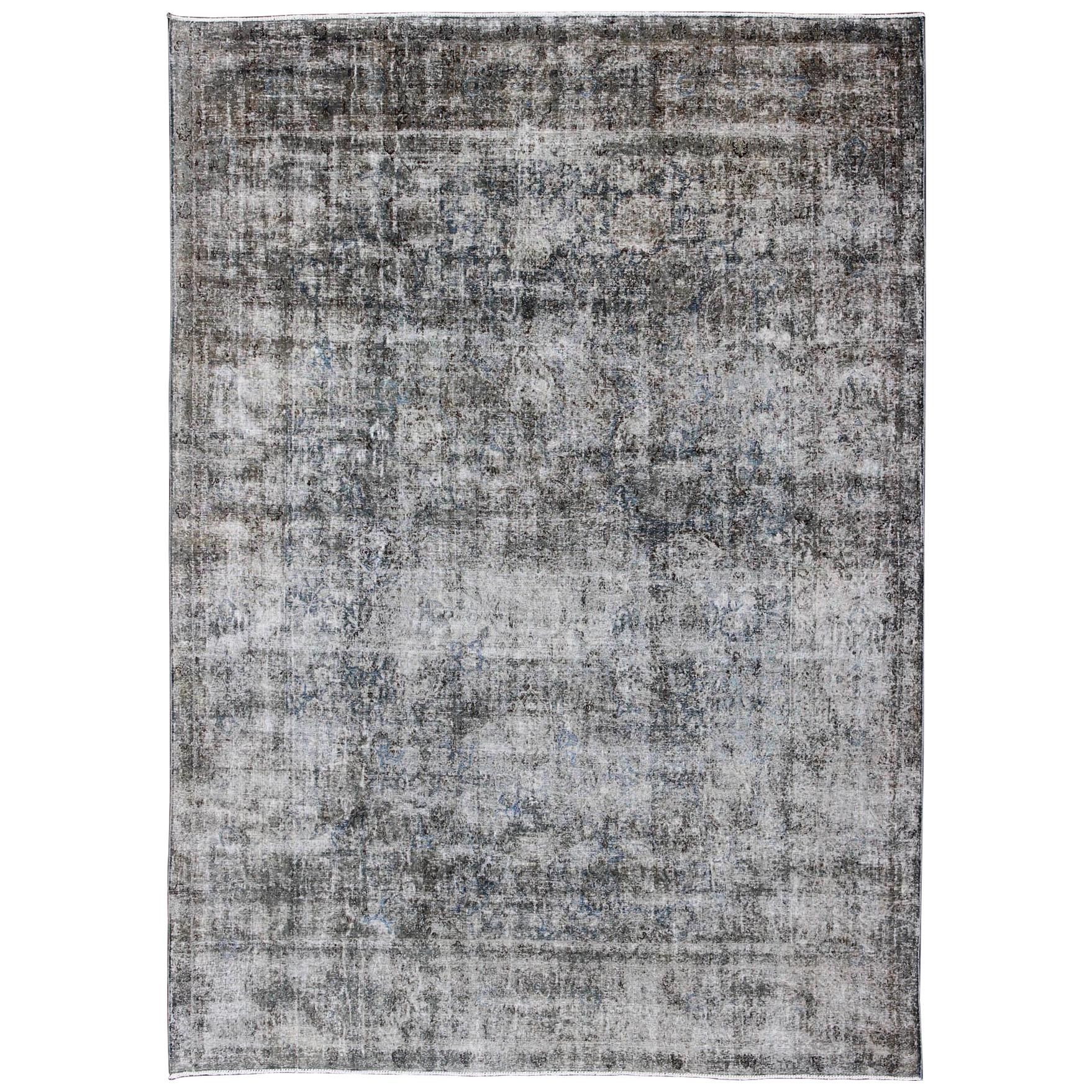 Tapis persan moderne en mauvais état avec motif de médaillon en anthracite et gris