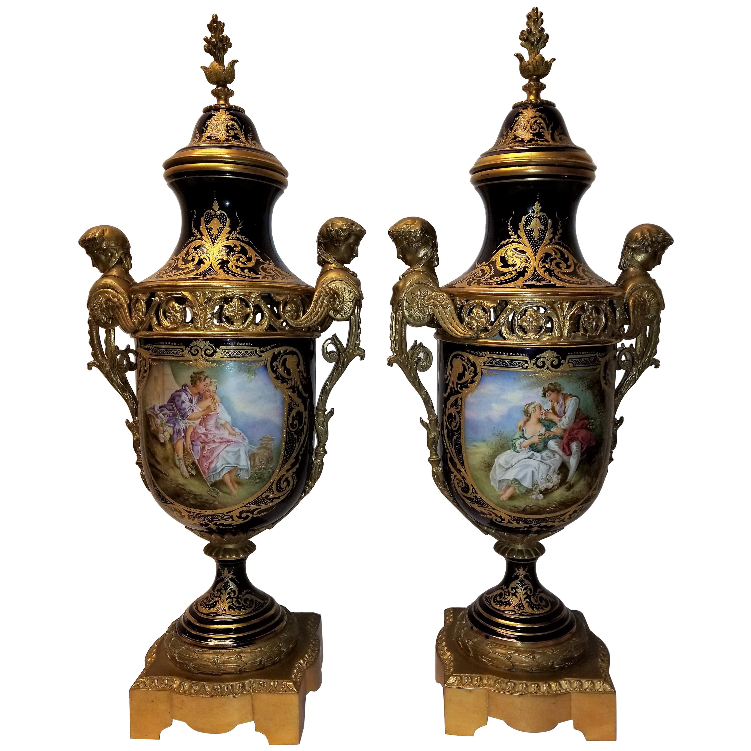 Paire de grands vases couverts en porcelaine Royal Cobalt Blue Svres et bronze montés sur support en vente