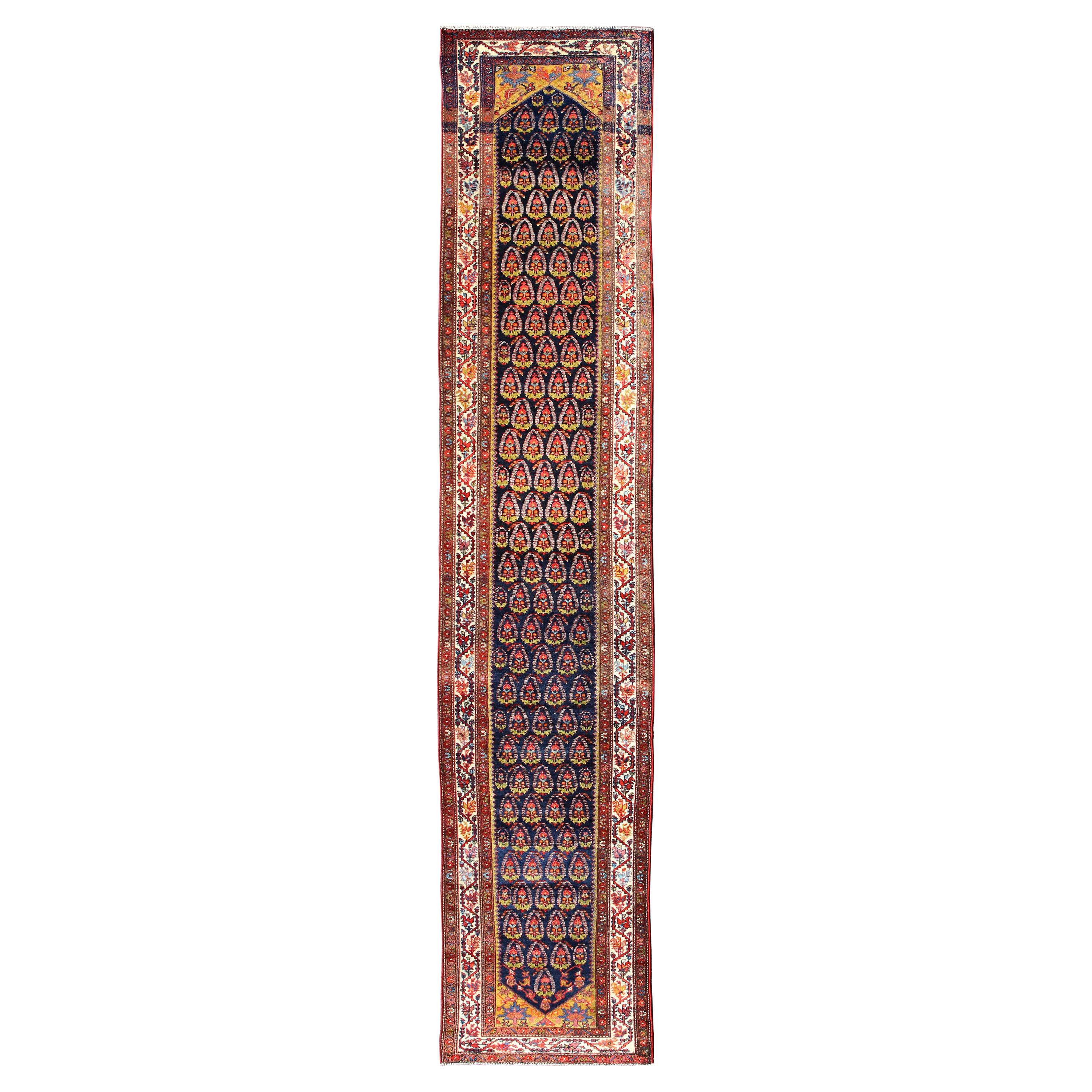 Long tapis de couloir tribal persan ancien Malayer bleu, rouge, vert, ivoire en vente