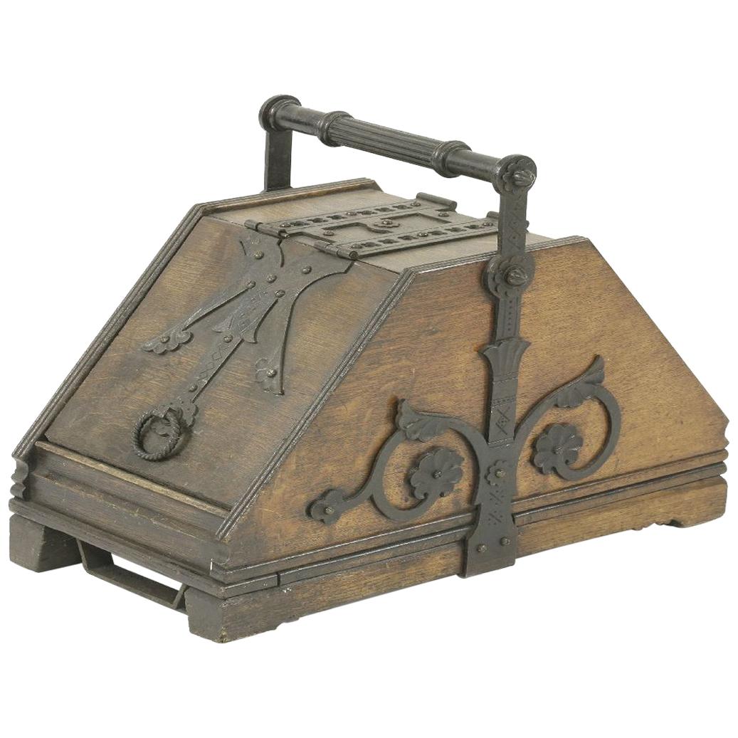 Rare boîte à charbon Dr C Dresser, en chêne de style néo-gothique conçue pour Benham et Froud en vente