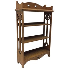 Liberty 
Co Attribué:: une bibliothèque en chêne Arts 
Crafts avec des découpes florales