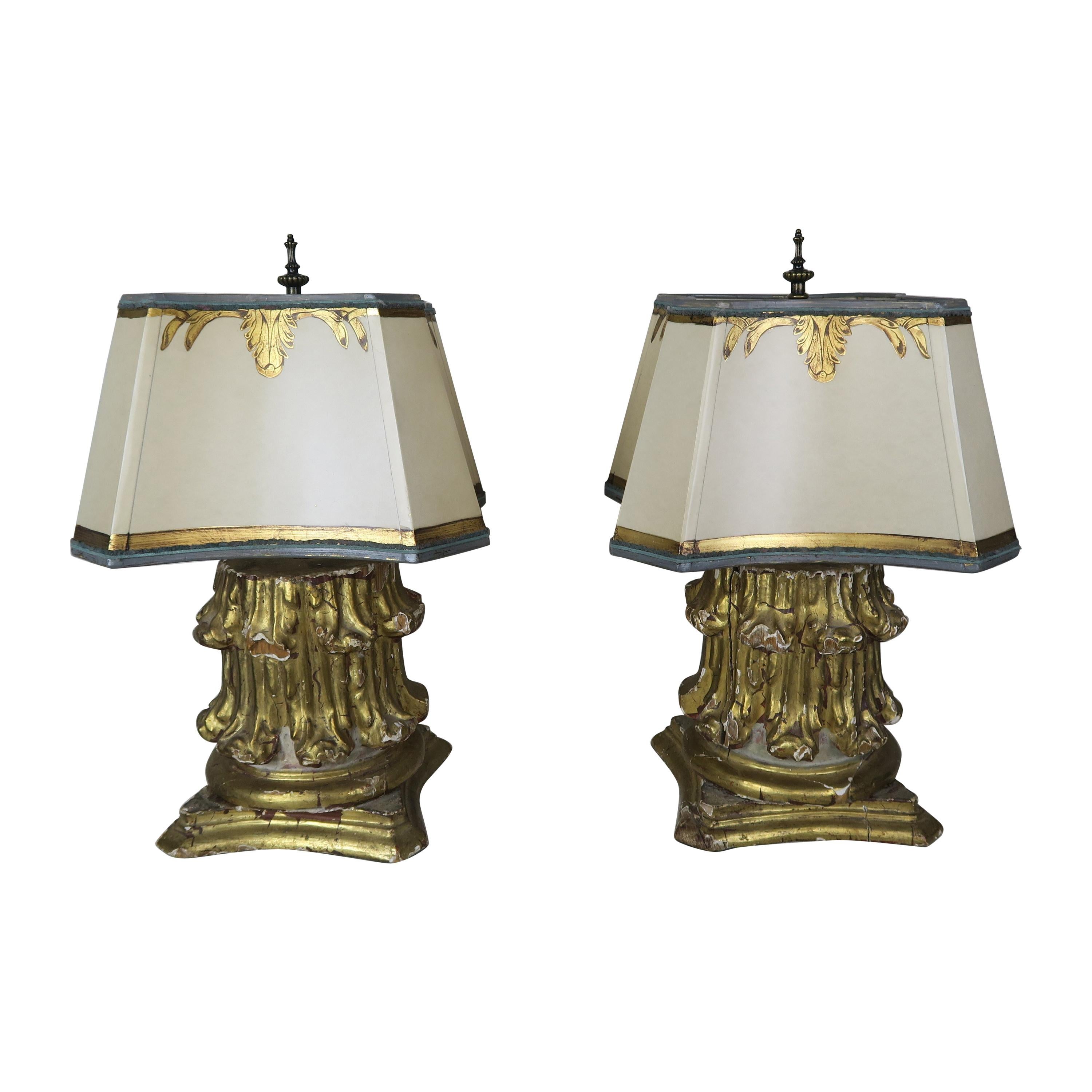 Paire de lampes à chapiteau en bois doré du XIXe siècle avec abat-jour en parchemin