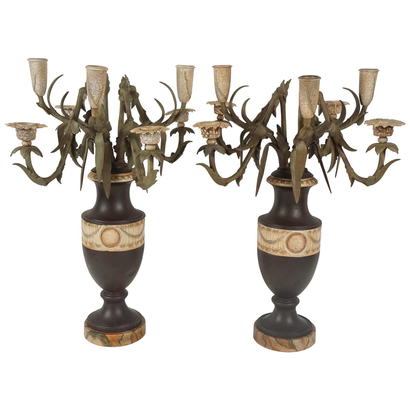 Coppia di candelabri a forma di fiore e di urna in bronzo dipinto a olio della fine del XIX secolo. in vendita