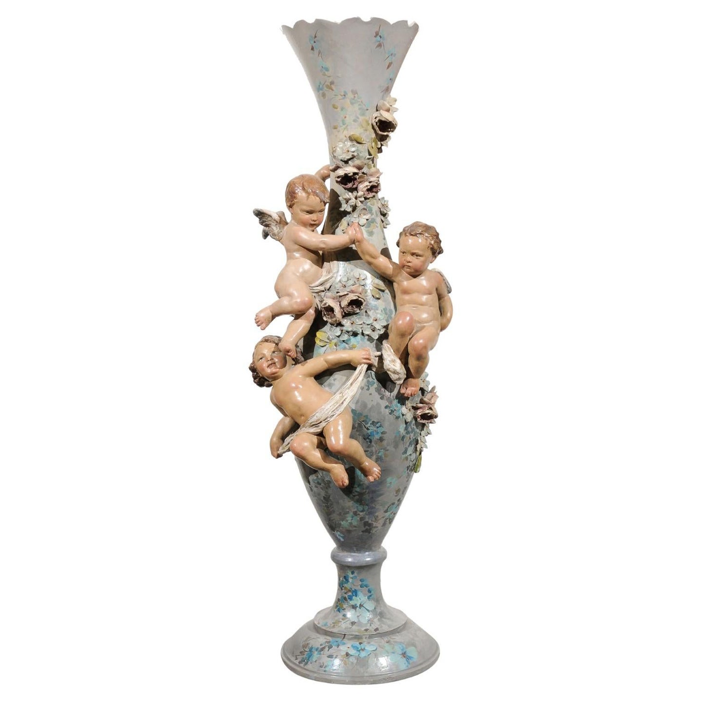Vase élancé en majolique français des années 1870 avec décor floral et chérubins en haut-relief