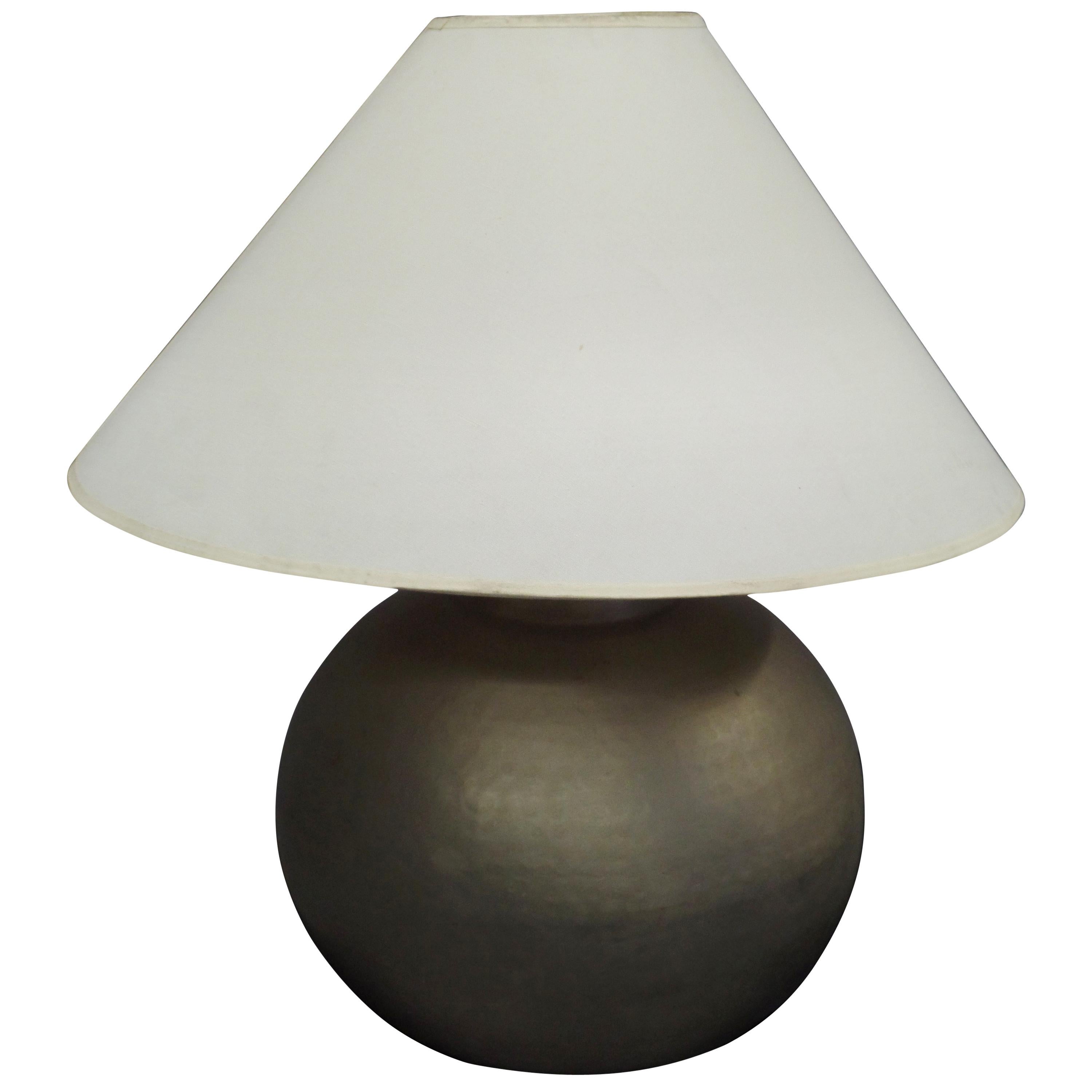 Elegant pair of French Midcentury Modern hand-hammered solid brass table lamps in the spirit of Jean-Michel Frank in a round / circular / globe form transmitting a sober, modern spirit. The pieces are finished in matte metal (possibly matte nickel)