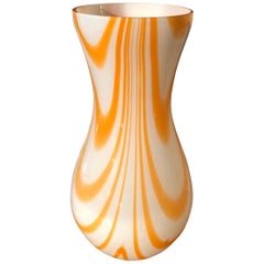 Vase en opaline de Murano:: blanc et orange:: moderne du milieu du siècle:: 1970
