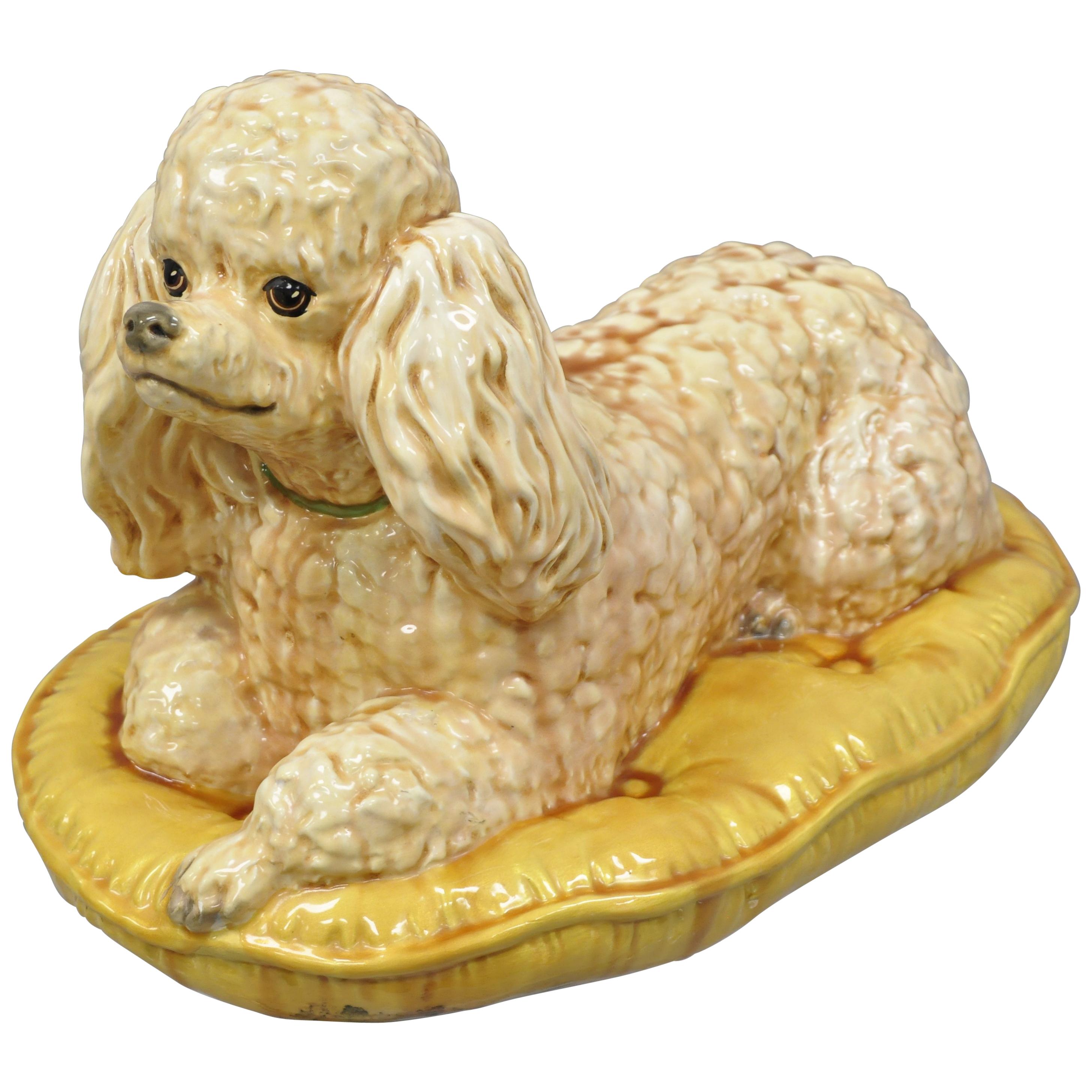 Statue vintage d'un chien de canard en céramique émaillée sur un coussin touffeté d'or