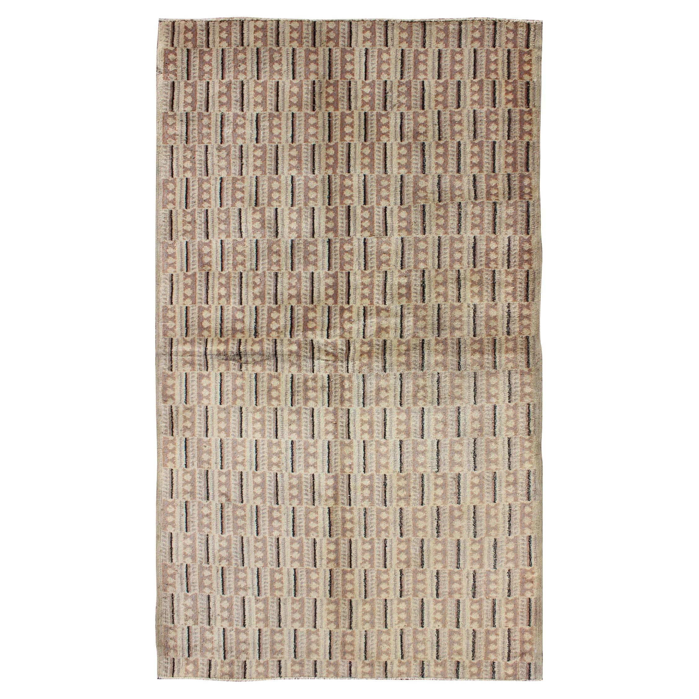 Vintage Zeki Müren Teppich mit modernem Design in Erdtönen  im Angebot