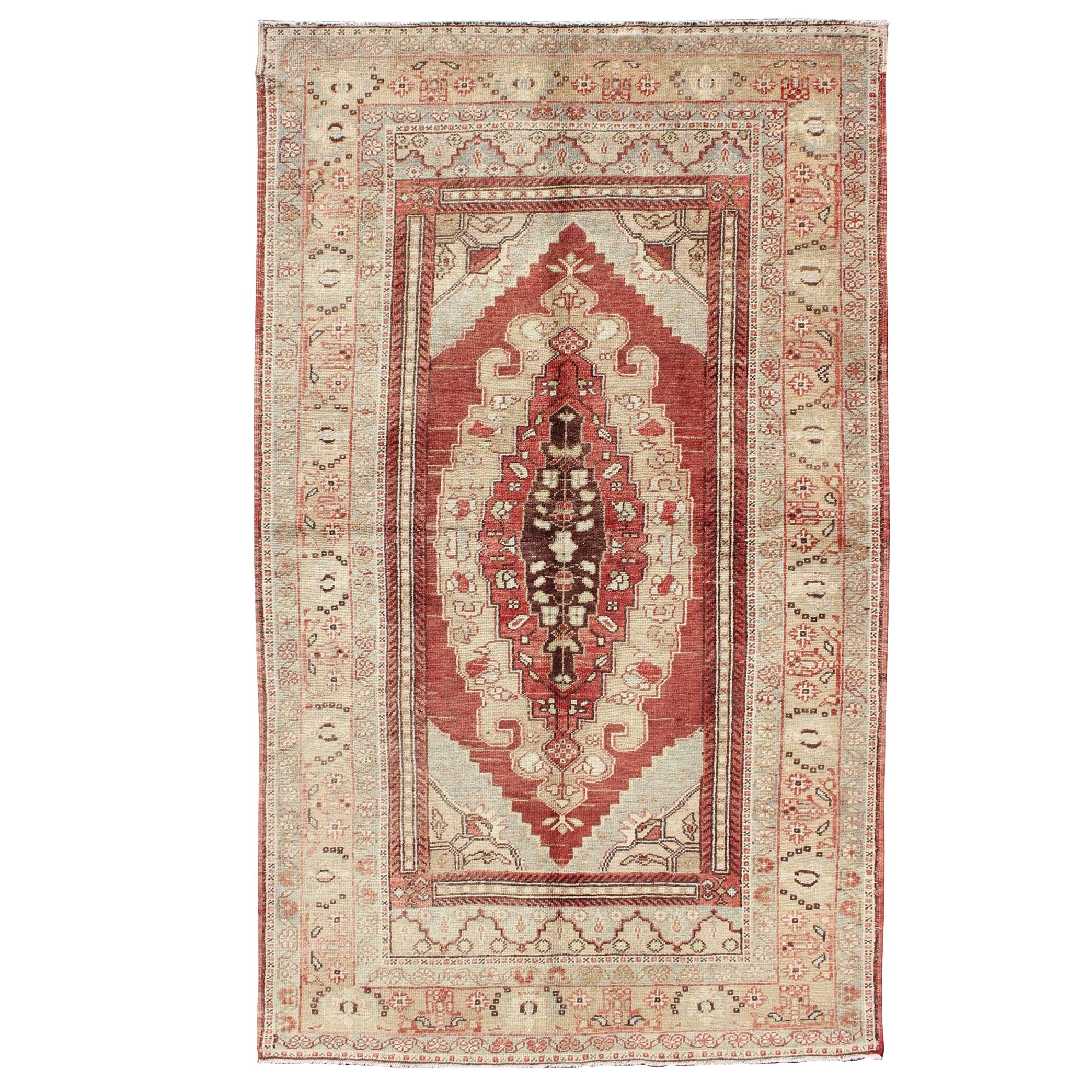 Tapis turc ancien d'Oushak rouge, taupe, vert clair, crème, marron et neutre