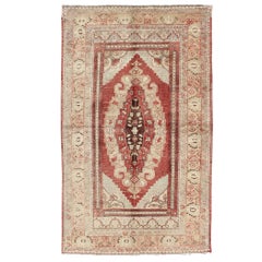 Tapis turc ancien d'Oushak rouge, taupe, vert clair, crème, marron et neutre