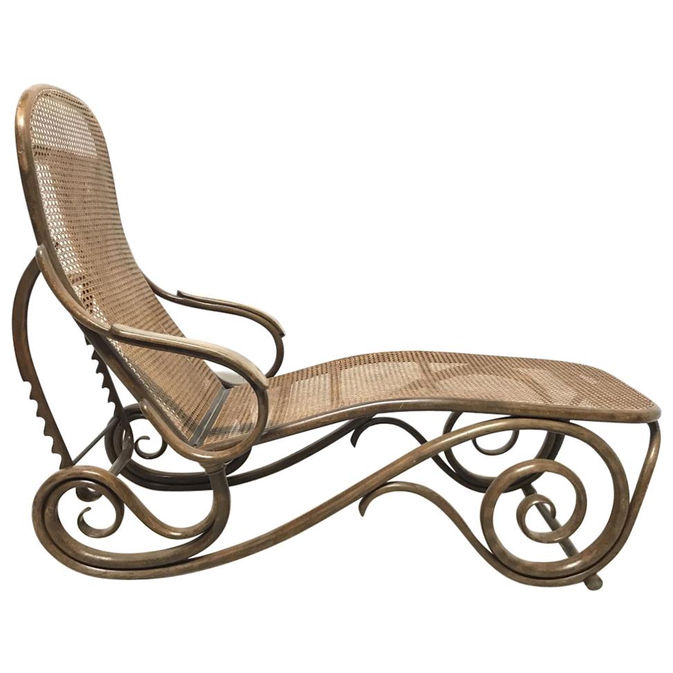 Chaise longue en bois cintré Thonet avec merveilleux détails de travail de volutes et en canne en vente