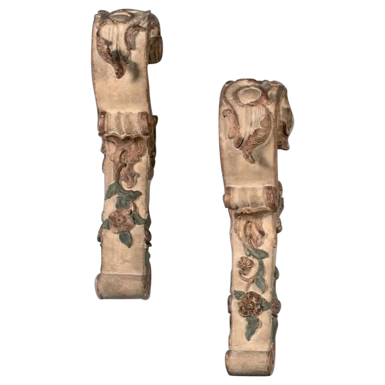 Paire de pieds de console/décoration en bois doré du 18ème siècle de style rococo français