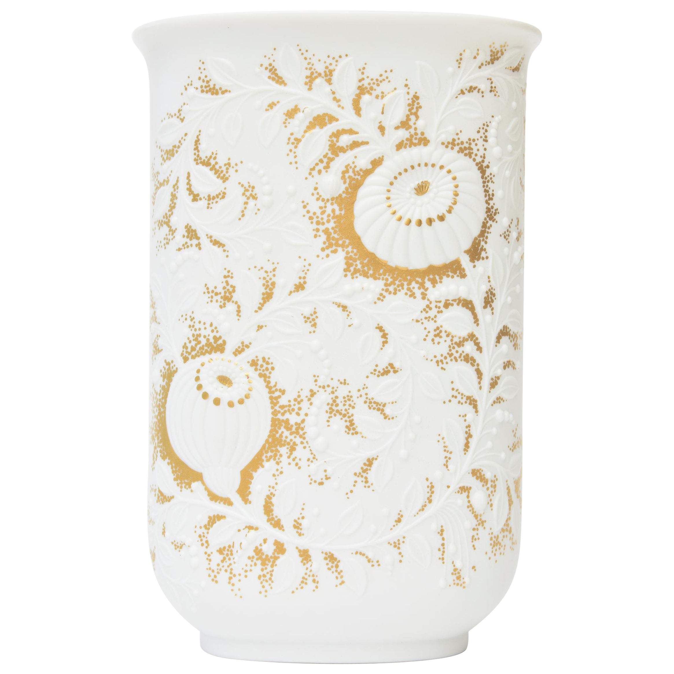 Jarrón de porcelana blanca y dorada firmado por Kaiser con flores aplicadas con textura Años 60