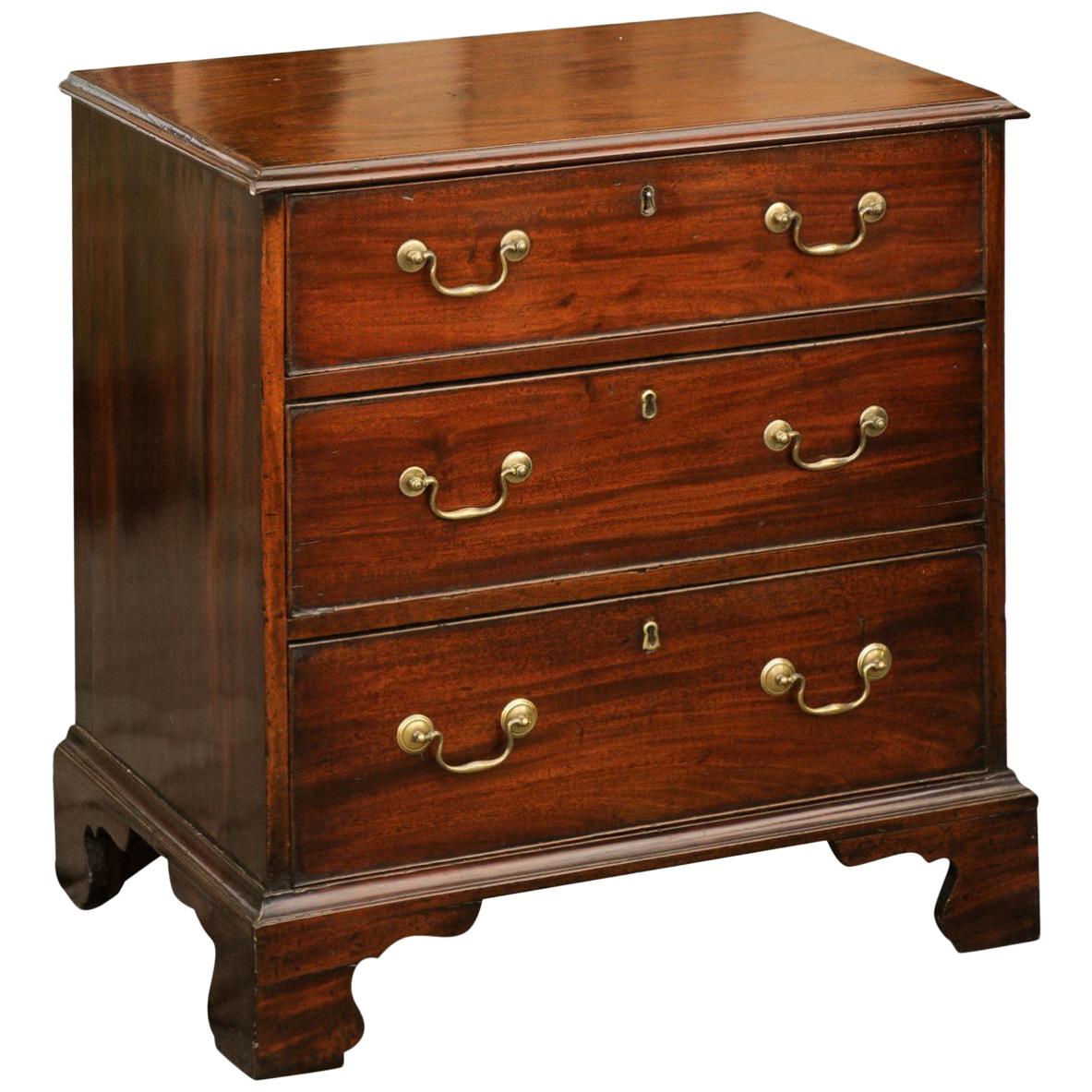 English Mahogany Bachelor's Chest with Three Graduated Drawers, Mid-19th Century