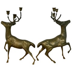 Paire de candélabres en bronze du milieu du siècle avec cerfs sur pied de Sarreid