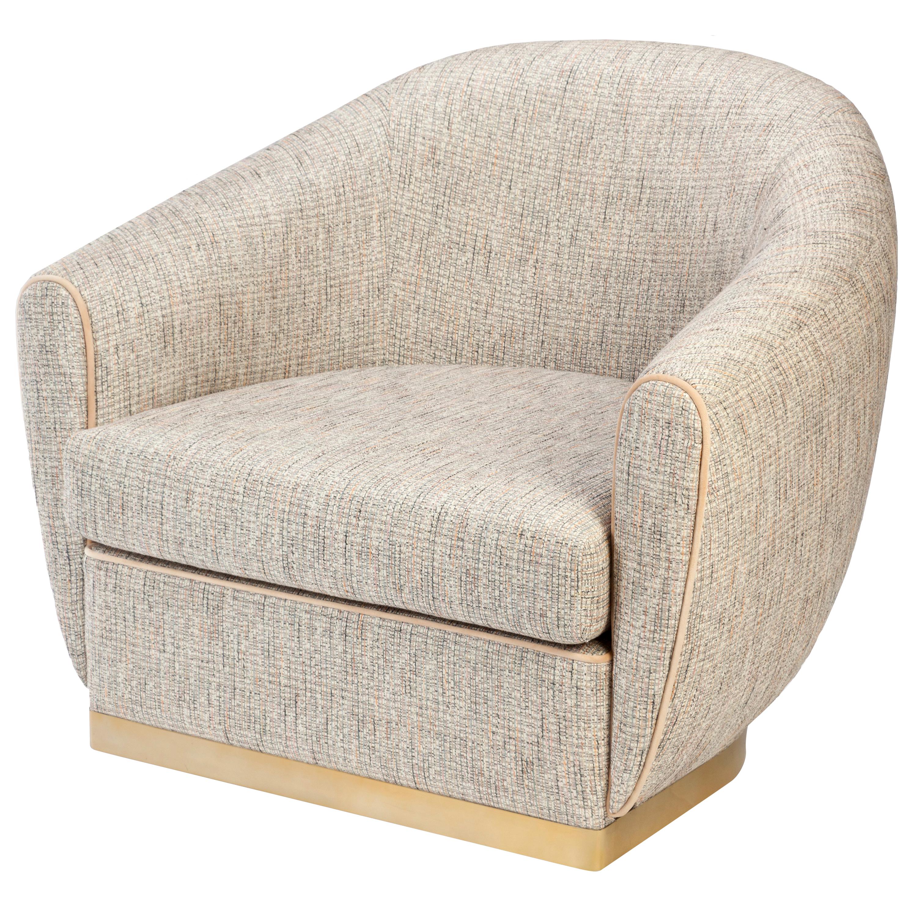 Fauteuil Grace en tissu Alston beige à motif flamingo et base en laiton poli