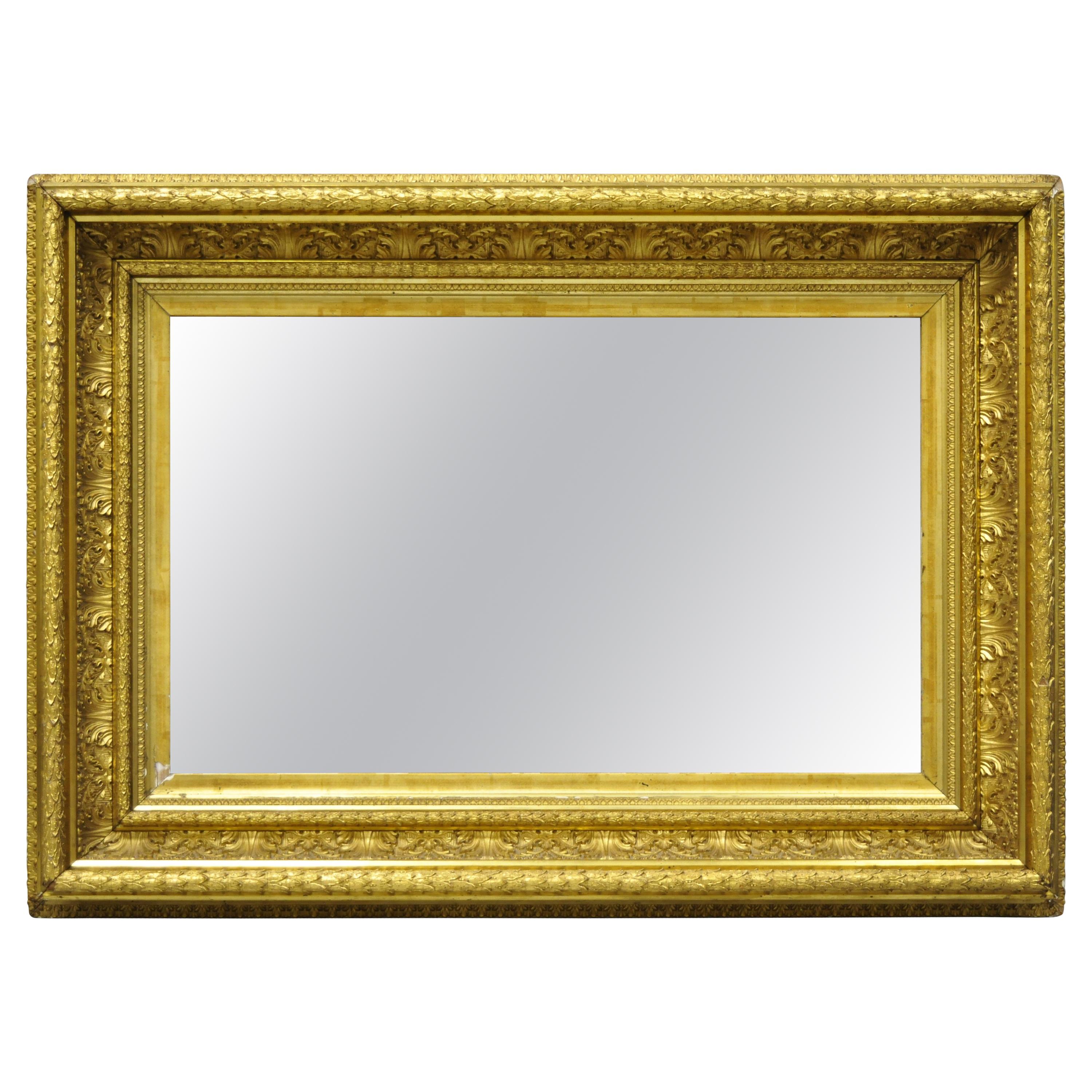 Miroir mural du 19ème siècle avec cadre en bois doré et gesso avec motif de feuillage 'b'