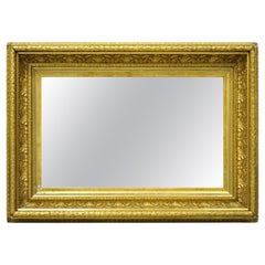 Miroir mural du 19ème siècle avec cadre en bois doré et gesso avec motif de feuillage 'b'