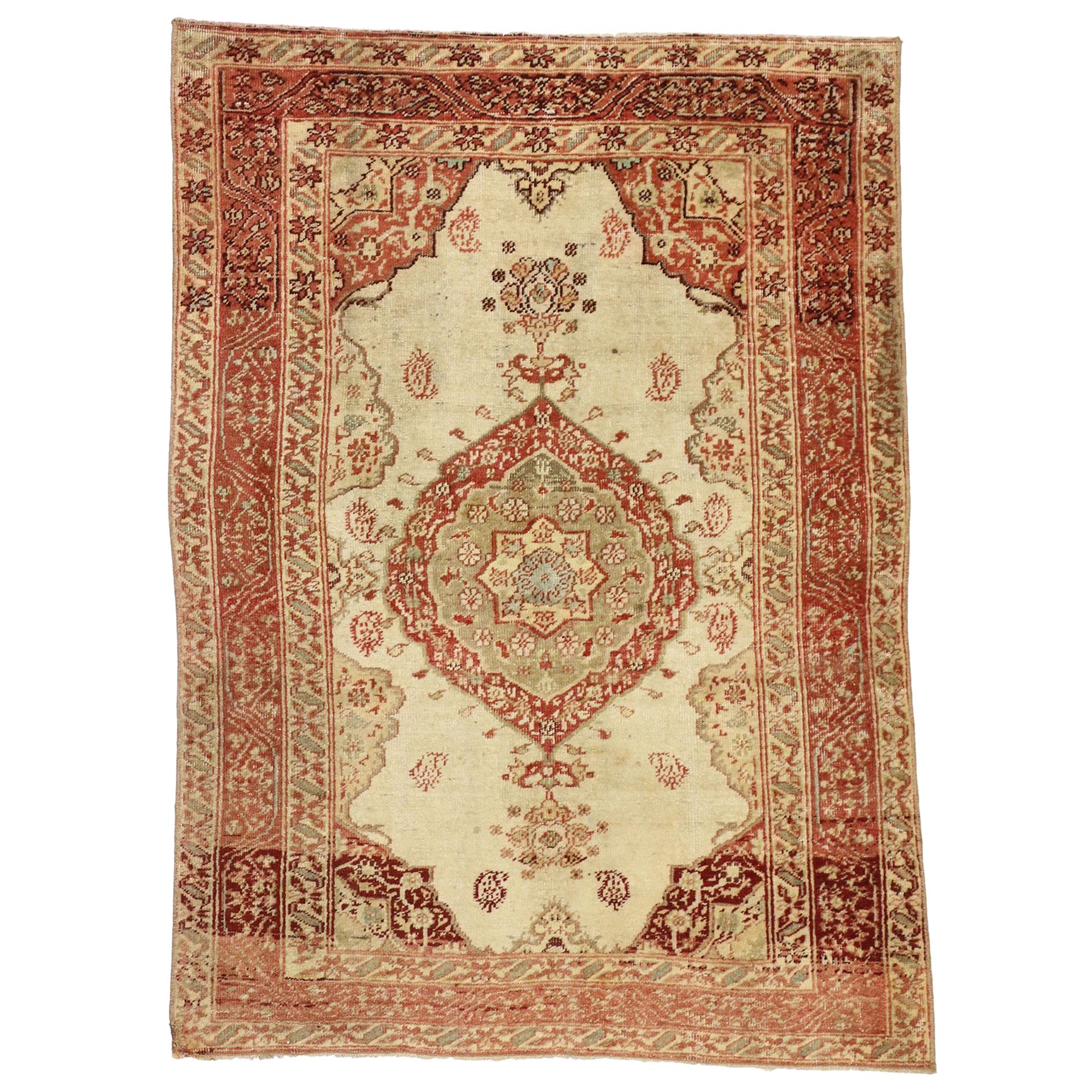 Tapis turc vintage d'Oushak avec style rococo français