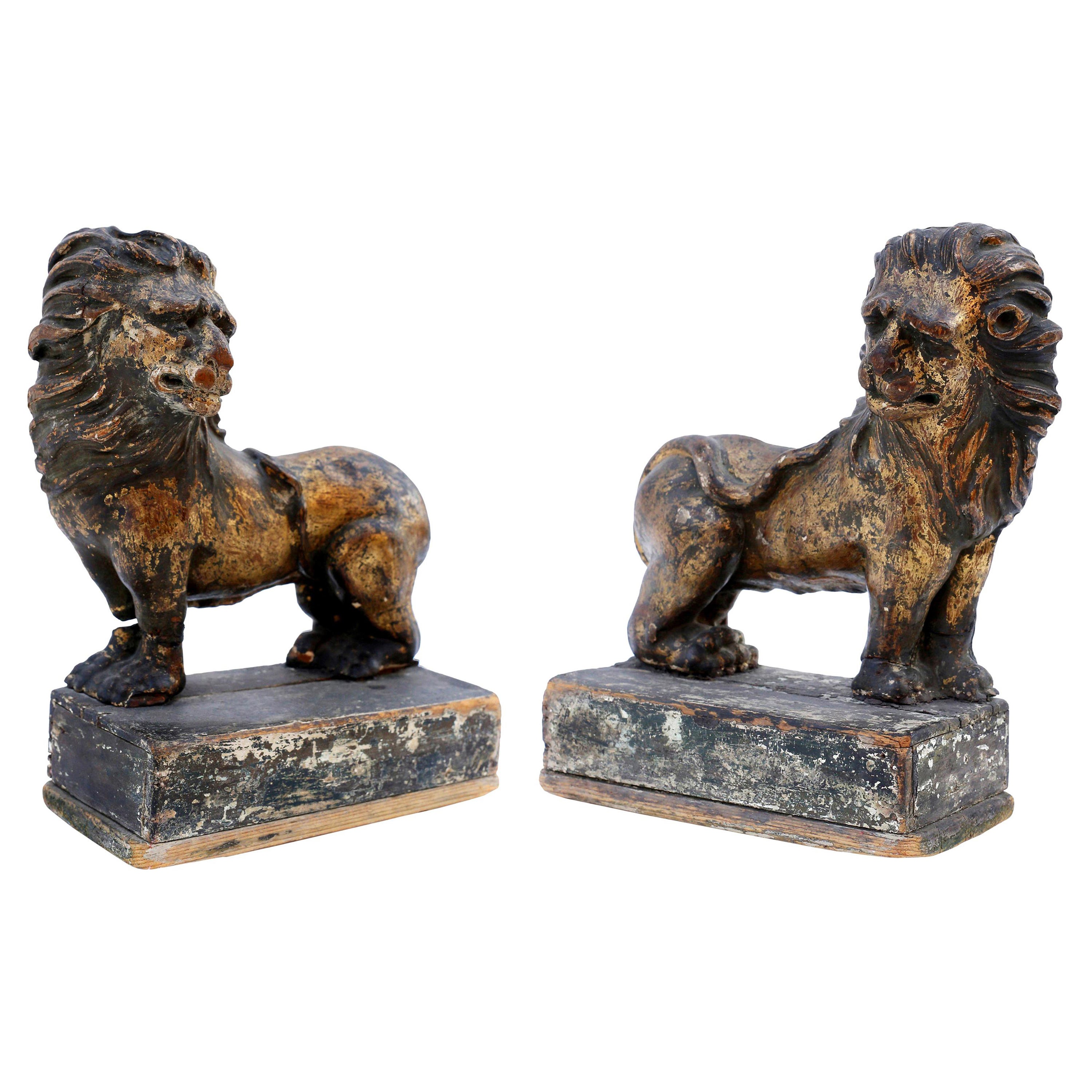 Pair of Early 18th Century English Giltwood Lions For Sale