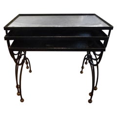 Tables gigognes françaises en fer et laiton avec plateau miroir