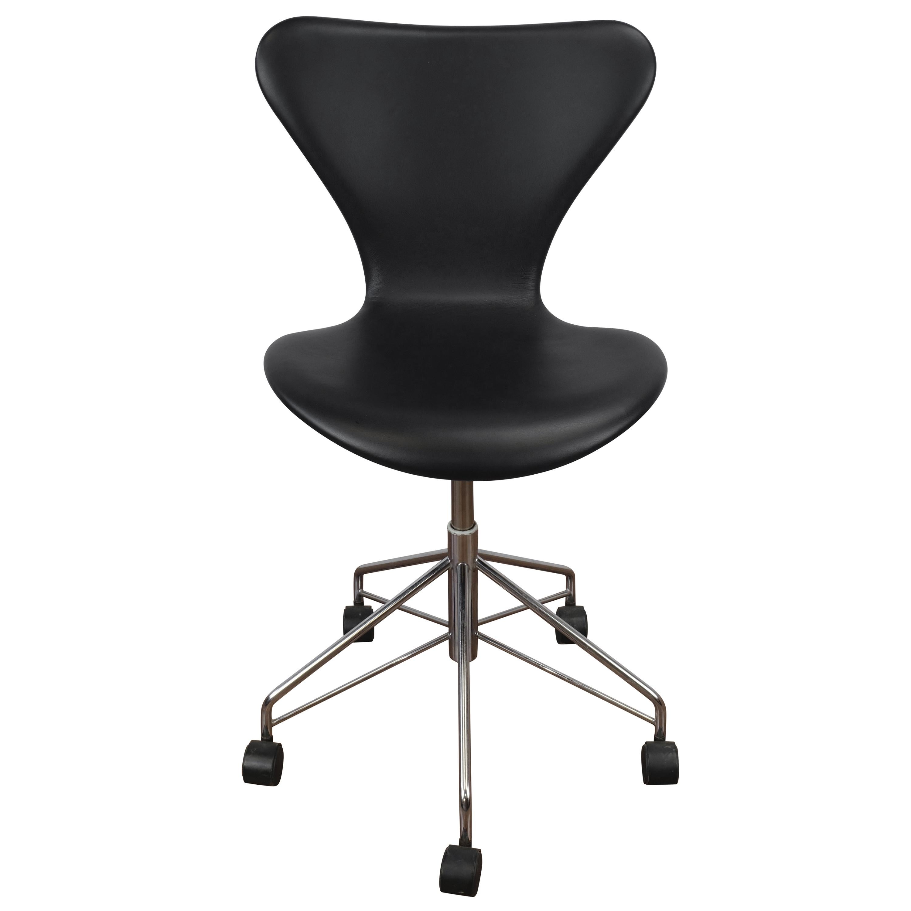 Arne Jacobsen Model 3117 Office Chair For Sale